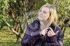 la-jeune-femme-blonde-rêve-et-compte-sur-ses-doigts-en-stationnement-28969141.jpg